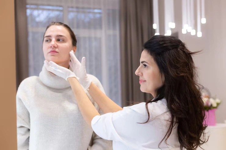 two-women-beautician-doctor-client-stand-mirror-consultation-discussing-upcoming-procedures-beautician-talks-about-sculpting-face_343596-4166 (2)